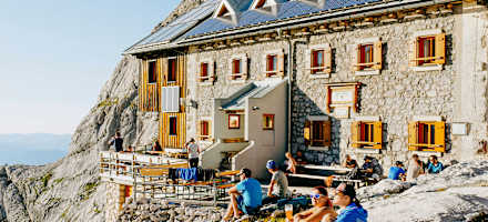 Auf der Adamekhütte haben die Gäste einen edlen Platz in der Abendsonne