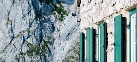 Der Gastgarten der Dachstein-Südwand-Hütte
