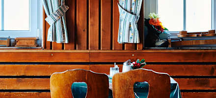 Die Gaststube der Dachstein-Südwand-Hütte