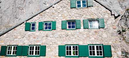 Die Dachstein-Südwand-Hütte auf 1.910 m