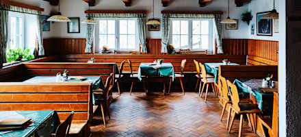 Die Gaststube der Dachstein-Südwand-Hütte