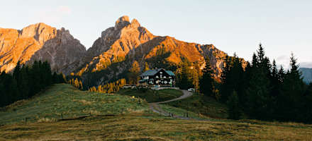 Die bewirtschaftete Mödlinger Hütte in den Ennstaler Alpen