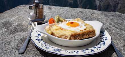 Chässchnitte auf der Domhütte