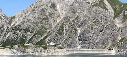 Die Douglashütte und die Bergstation der Seilbahn auf der Dammkrone des Lünersees