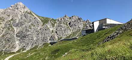 Blick von unten zur Douglashütte und zur Bergstation der Lünersee-Seilbahn