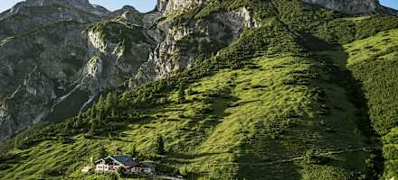 Die Umgebung der Söldenhütte ist mit ihren Almwiesen so lieblich, wie die Anblicke, die sich hier bieten, fantastisch sind. Hinterm Haus erheben sich Eiskogel, Napf und Tauernkogel (von links nach rechts).
