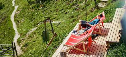 Hüttenwirt Benedikt wirft bei dieser Gelegenheit einen Blick aus dem Fenster auf die Salzburger Bergwelt.