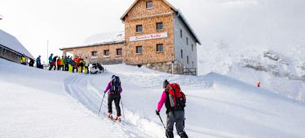 Tourengeher auf dem Weg zur Dümlerhütte