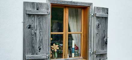 Fensterplatzerl vor der Alm