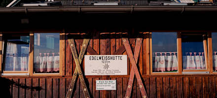 Die Hütte liegt auf 1.235 m am Schneeberg