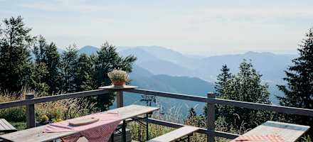 Sonnenterrasse mit Ausblick auf die Rax-Schneeberg-Gruppe