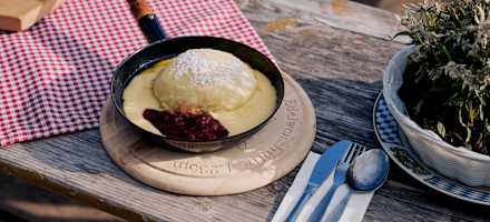Germknödel mit Vanillesauce und Preiselbeeren auf der Edelweisshütte