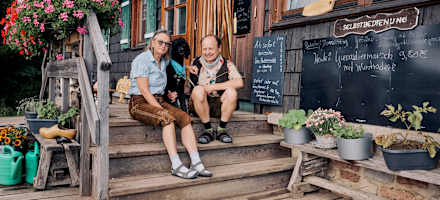 Die Hüttenwirte Schmidt samt Hund Socke