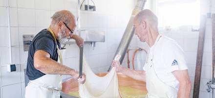 Senner Harald Jost und Andreas Kohberger bei der Arbeit.