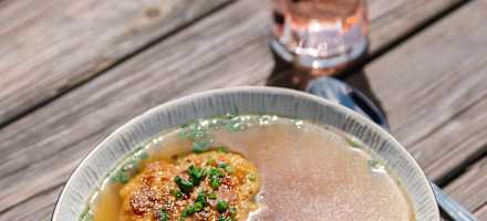 Kaspressknödl in der Suppe auf der Egger Alm