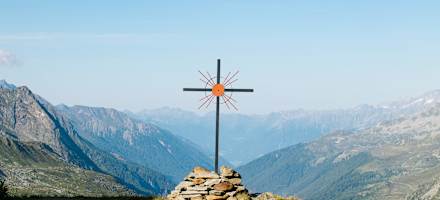 Gipfelkreuz oberhalb der Birnlückenhütte