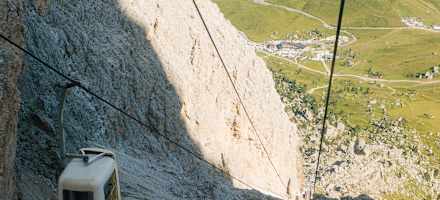 Am schnellsten bei der Toni-Demetz-Hütte ist man mit der Gondel.