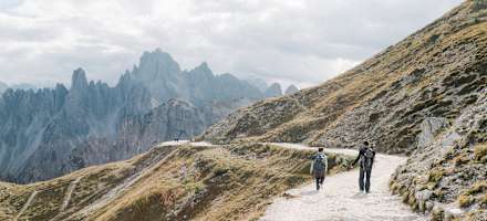 Ab der Aronzohütte führt ein Weg rund um die Drei Zinnen.