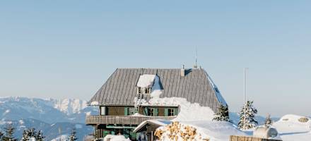 Das Otto-Kernstock-Haus steht am Gipfel-Aufbau des Rennfeldes
