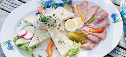 Graukas- und Wurst-Teller auf der Enzianhütte bei Hochrum