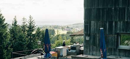 Die Sonnenterrasse der Hütte 