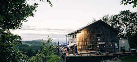 Die Enzianhütte in der Rhön ist eines der beliebtesten Ausflugsziele für Wanderer, Biker und Spaziergänger im Biosphärenreservat. 