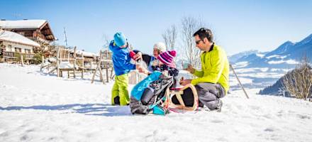 Rodelpause vor dem Berggasthof Hocheck