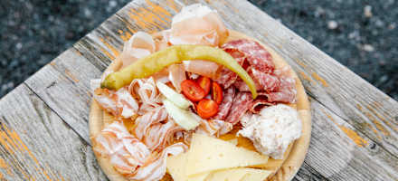 Brettljause mit selbstgemachter Salami und Speck auf der Feistritzer Alm