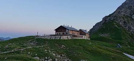 Die Fiderepasshütte bei Sonnenuntergang