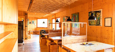 Bekannt ist die Franz-Fischer-Hütte für ihre Architektur – viel Holz und helle Räume.