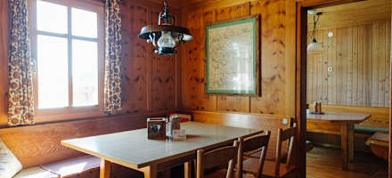 Die Gaststube der Freiburger Hütte.