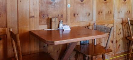 Die Gaststube der Freiburger Hütte.