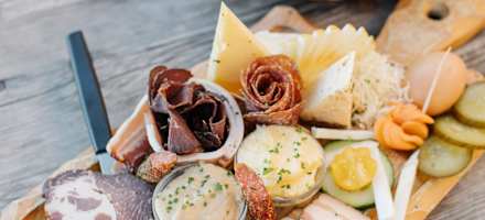 Brettljausen auf der Freiburger Hütte.