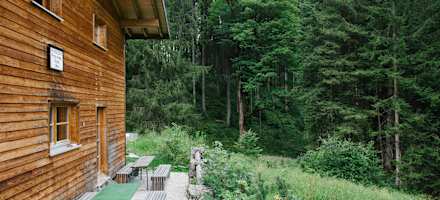 Sonnenplatzerl vor der Fritz-Putz-Hütte