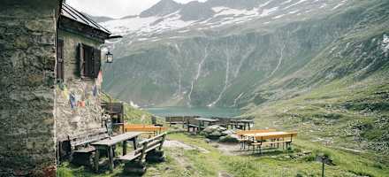 Die Neue Fürther Hütte hat ihren Platz seit 1929 neben dem Kratzenbergsee.