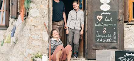 Wirt Roland Schett mit seinen Angestellten Laura Stapmanns und Miriam Vetter vor der Neuen Fürther Hütte