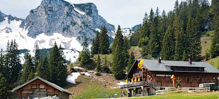 Die Füssener Hütte mit dem Schartschrofen