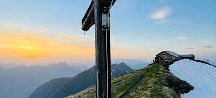 Gamskarkogelhütte mit Gipfelkreuz