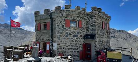 Unwirklich erscheint die Garibaldihütte auf der Dreisprachenspitze