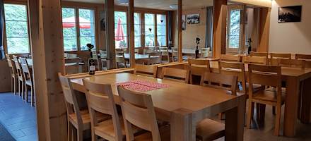 Eine von den zwei modernen Gaststuben der Geltenhütte.