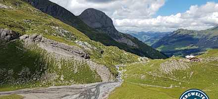 Die Geltenhütte liegt, umgeben von Wildhorn, Niesehorn, Arpelistock, Spitzhorn und dem Geltenhorn.