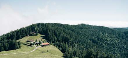 Die Gindelalm liegt zwischen dem Tegernsee und dem Schliersee im Mangfallgebirge.