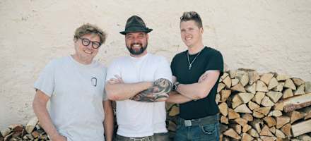 Wirt René Häfner und seine beiden Mitpächter vor dem Glocknerhaus.