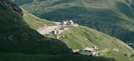 Blick auf die Hochalpenstrasse und das Glocknerhaus