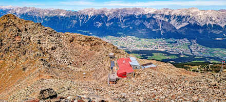 Glungezer-Hütte mit Blick auf das Inntal