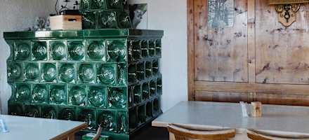 Gemütliche Stube mit Kachelofen auf der Göppinger Hütte