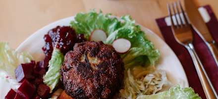 Kaspressknödel mit Salat auf der Göppinger Hütte