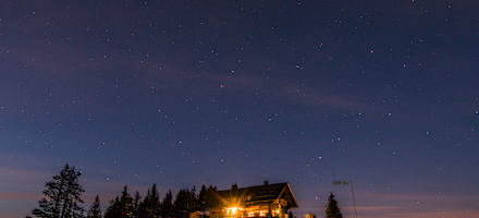 Der Himmel über der Goiserer Hütte in Oberösterreich: Auch die Abendvorstellung bietet spektakuläre Aufführungen.