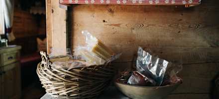 Zillertaler Berg- und Graukäse kommt auf der Grünalm von der eigenen Landwirtschaft der Familie Hundsbichler.