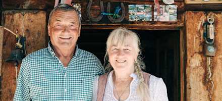 Die Wirte Gerti und Peter Hundsbichler vor der Grünalm.